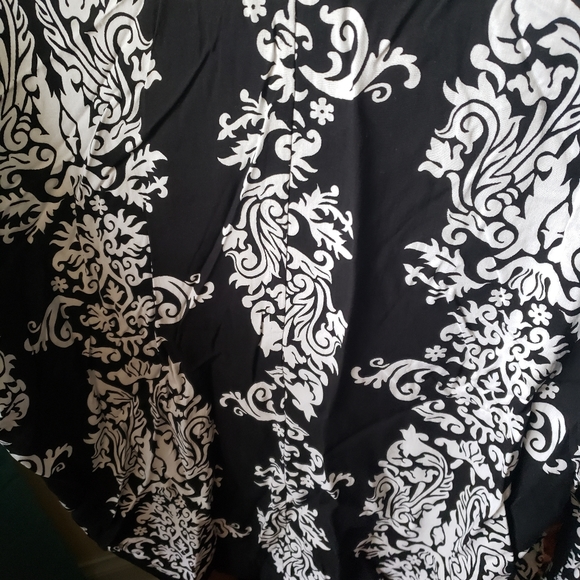 Cute black and white open shrug size small - Picture 5 of 5